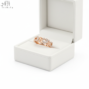 แหวนเพชรทรงกลมเจียระไนแบบบริลเลียนท์เต็มวง ดีไซน์วินเทจสุดหรูหราทันสมัย ทำจากทองคำแท้ 18K สีโรสโกลด์ ประดับด้วยเทคนิค Millegraining สำหรับผู้หญิง - Product Image 1