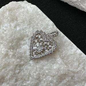 Colgante Retro Francés Italiano de Plata Pura S925 Estilo Vintage con Incrustaciones de Diamantes, Encaje y Corazón Tejido Cepillado - Product Image 1