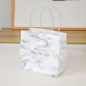 Sacs fourre-tout en papier PP transparents écologiques de luxe pour vêtements avec poignées et laminage - Product Image 4