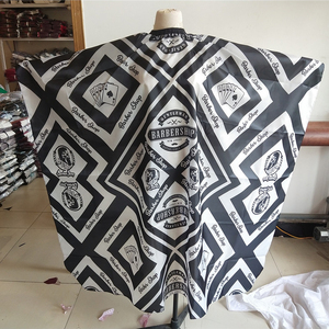 Cape de barbier professionnel Cape de beauté personnalisée avec Logo personnalisé pour hommes Cape de coiffure en polyester imperméable pour une utilisation en salon - Product Image 3