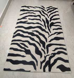 Tapis en laine touffeté à motif zèbre fait main par un designer, tapis marocain moderne pour chambre à coucher, salon, accent, décoration de sol de haute qualité - Product Image 4