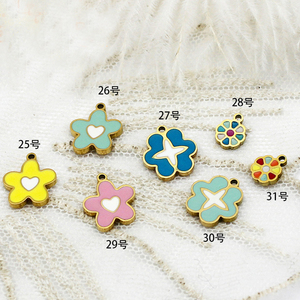 ช่อดอกไม้เคลือบเงา |   จี้รูปดอกไม้สแตนเลสสตีลชุบทอง 18K PVD สำหรับทำเครื่องประดับ กันน้ำและป้องกันอาการแพ้ - Product Image 5