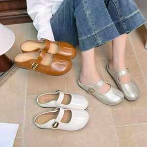 Mocassins en cuir véritable pour femmes, en cuir de veau souple, bout rond froissé, chaussures plates confortables et décontractées avec boucle métallique - Product Image 1