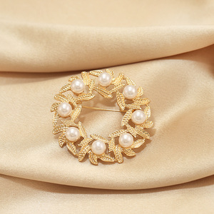 Broche d'hiver pour femme, petite broche exquise, épingle à vêtements, boucle anti-lumière, accessoires de col de costume, vente en gros - Product Image 3