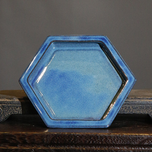 Plateau hexagonal en céramique bleu émaillé pour bonsaï et présentation de plantes - Product Image 1