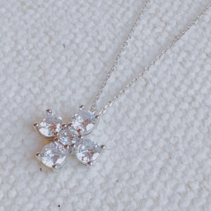 Collar con Colgante de Cruz Pequeña Radiante y Brillante - Product Image 2