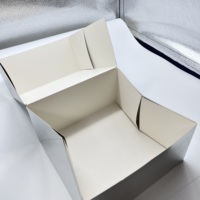 Boîte d'emballage en papier carrée colorée et recyclable avec logo personnalisé, pelliculage brillant et gaufrage pour emballage cadeau
