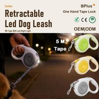Laisse pour chien rétractable à libération rapide avec poignée antidérapante solide, souple et haute résistance, commande à une main, LED intégrée, pour chiens et chats de petite et moyenne taille