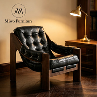 Fauteuil inclinable rétro nordique en chêne avec assise en cuir noir pour salon, chambre moderne, ou club