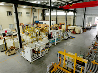 Machine à emballer les caisses en fin de chaîne machine à emballer les caisses machine à sceller les caisses cobot palettiseur pour petites boîtes en grands cartons
