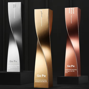 جائزة معدنية مخصصة لعام <span class=keywords><strong>2026</strong></span> بتصميم عمود ملتوي إبداعي للموظفين المتميزين في الشركات مع رسومات مطبوعة بالأشعة فوق البنفسجية - Product Image 1