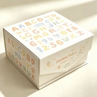 Boîte d'expédition en carton ondulé personnalisée avec motifs animaux et alphabet mignons, design couleur pastel douce pour emballage de jouets d'enfants et de cadeaux de naissance