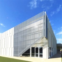 Pare-soleil extérieur décoratif léger et résistant à la chaleur pour façade murale de villa avec ventilation et persiennes