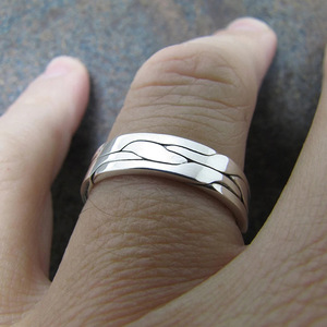 Anello Minimalista Vintage con Texture, Anello Statement dal Look Metallico Audace, Anello alla Moda - Product Image 6