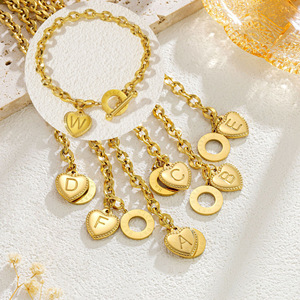Pulsera de Acero Inoxidable Chapada en Oro de 18K con Cierre OT y Letras - Pulsera de Moda para Mujer con Colgante de 26 Letras - Venta al por Mayor - Product Image 1