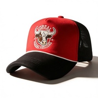 Gorra Trucker Personalizada con Logotipo Hip Hop Roja y Negra, Bordado de Cabeza de Toro, Malla Trasera, Correa Ajustable, Unisex, Poliéster/Algodón, Estilo Urbano