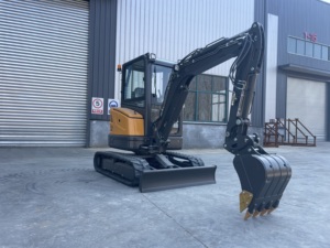 Een Compacte Graafmachine Van 2.7 Ton, Uitgerust Met Een Bulldozerblad, Kan Snel Wegobstakels Vrijmaken. - Product Image 5