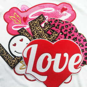 Fábrica personalizada al por mayor Día de San Valentín brillo lentejuelas gran chenilla toalla bordado XOXO hierro en parches para ropa - Product Image 5
