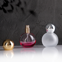 [Logo de couleur disponible] Bouteille de parfum givrée transparente en forme de boule mignonne 30ml Bouteille de parfum en verre rose avec capuchon à bille ABS