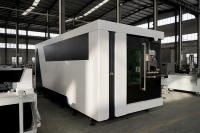 Découpeuse laser CNC 3 axes fermée homologuée CE 3000x1500mm, refroidie par eau, portes de sécurité à interverrouillage, table d'échange automatique LAS/PLT