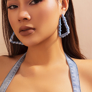 Boucles d'oreilles créoles en jean pour femme, à bords effilochés, géométriques, en alliage, style streetwear, bijoux décontractés pour soirée - Product Image 2