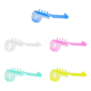 Anillo de hilo de plástico colorido al por mayor, herramienta de ganchillo, soporte para dedo, accesorios de costura para manualidades de tejer DIY - Product Image 1