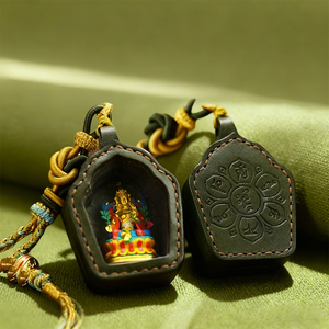 จี้หนัง Tsatsa Thangka Wuye ลายชนเผ่า วาดด้วยมือ |   เชือกทอมือคุณภาพสูงจากทิเบตพร้อมมนต์หกพยางค์ - Product Image 1