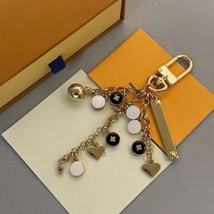 Llavero de metal con dijes de esmalte coloridos, colgante de corazón dorado para llaves de coche, accesorios para bolso de mujer - Product Image 2