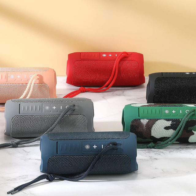4-5 Working Time Radio bluetooth Speaker Wireless Portable Waterproof bluetooth Speaker Big Bass with Lanyard