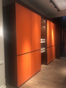 Custodie per clienti reali Skyline 2024 in stile moderno <span class=keywords><strong>armadio</strong></span> laccato <span class=keywords><strong>arancione</strong></span> e armadi con porte in vetro e vetrine - Product Image 2