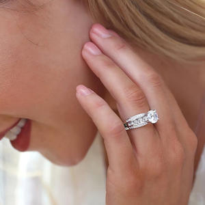 Anello in Oro Bianco con Diamante T0664, Anello di Fidanzamento da Donna con Diamante Naturale Taglio Brillante Rotondo Colore D e Diamanti Laterali - Product Image 3