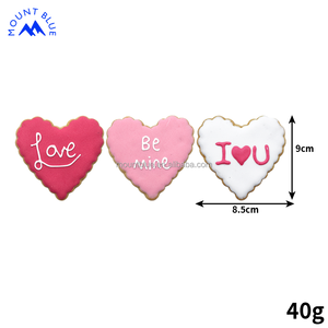 Набор печенья в подарочной коробке в форме сердца с надписями «Люблю тебя», «Будь моей» и «Я тебя люблю». Сладкие и соленые угощения ко Дню святого Валентина. - Product Image 5