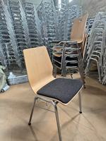 Chaise en contreplaqué empilable avec siège rembourré et pieds chromés pour salle de conférence et de formation