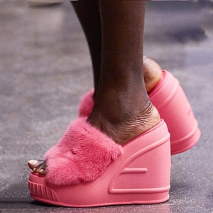 Sandales en fourrure pour femmes à talon compensé haut, semelle épaisse, couleur unie, mules à bout ouvert, chaussures compensées à plateforme - Product Image 1