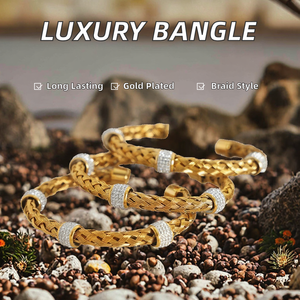 CRAFTS HUB - Dije de Esmeralda de Lujo de Alta Gama, Chapado en Oro de 18K, Acero Inoxidable, Diseño Geométrico Holográfico Trenzado, Casual/Deportivo para Mujer - Product Image 2