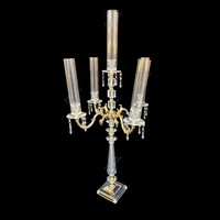 Candélabre de table transparent en acrylique doré et argenté à 5 bras avec couvercles anti-vent pour bougies, idéal pour la décoration d'événements