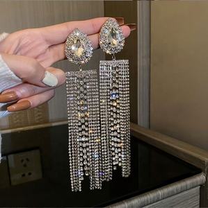 Pendientes Largos con Borlas Estilo Europeo Americano para Mujer, Elegantes y Modernos, con Forma de Gota de Agua, Incrustaciones de Diamantes, Aleación de Plata y Oro - Product Image 5