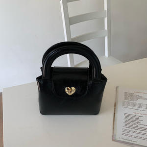 Bolso de mano coreano para mujer, ligero y moderno, con cierre de corazón en material PU, muy vendido. - Product Image 3