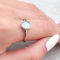 Bague élégante en opale de feu blanche ovale, prête à être expédiée, idéale pour les soirées