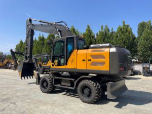 Mini Escavatore Multifunzionale con Attacco per Benna a Pinza per Ridurre i Danni agli Alberi - Product Image 2