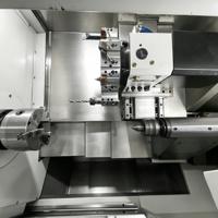Centro de Torneado CNC de Alta Precisión con Bancada Inclinada, Equipado con Torreta Móvil y Contrapunto para Mecanizado de Componentes Metálicos