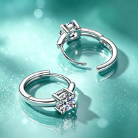 Vente en gros de boucles d'oreilles classiques en argent sterling S925 avec 4 griffes, moissanite ronde taille brillant 0,5 carat couleur D pour femmes, certificat GRA