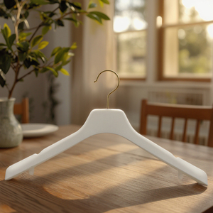 Cintre multifonctionnel en plastique blanc antidérapant avec logo personnalisé, <span class=keywords><strong>crochet</strong></span> métallique pour jupes et vestes pour femmes, vente en gros - Product Image 1