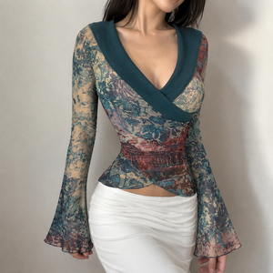 Camiseta elegante y moderna con estampado vintage picante, cuello cruzado en V, manga acampanada, cintura fruncida y malla irregular. - Product Image 4