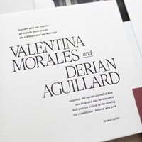 Carte d'invitation de mariage classique de luxe avec logo personnalisé, design en relief, impression typographique élégante sur papier fantaisie
