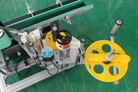 Machine d'étiquetage de bouteilles rondes en plastique et en verre de bureau électrique SKILT avec commande PLC