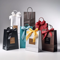 Sacs en papier de luxe personnalisés avec ruban, poignée et logo imprimé sur papier d'art de luxe pour emballage de vêtements, montres et artisanat