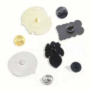 Insignias de letras con logotipo esmaltado, impresas en serigrafía, de aleación de aluminio, personalizadas por el fabricante, tipo pin para solapa de anime, para regalo, con base para pin de sombrero blando o rígido y tarjeta de soporte - Product Image 4