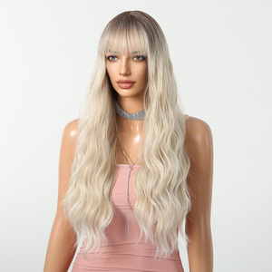 Peluca de Fibra Sintética de 26 Pulgadas, Ondas Naturales, Raíz Profunda, <span class=keywords><strong>Rubio</strong></span> Ombre, Cabello Largo y Suelto con <span class=keywords><strong>Flequillo</strong></span>, Gorra Elástica, Foto Real - Product Image 4