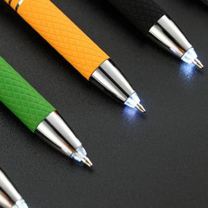 Bolígrafo 3 en 1 con Luz LED y Punta Táctil - Bolígrafos Metálicos Personalizados para Regalos Promocionales - Product Image 3